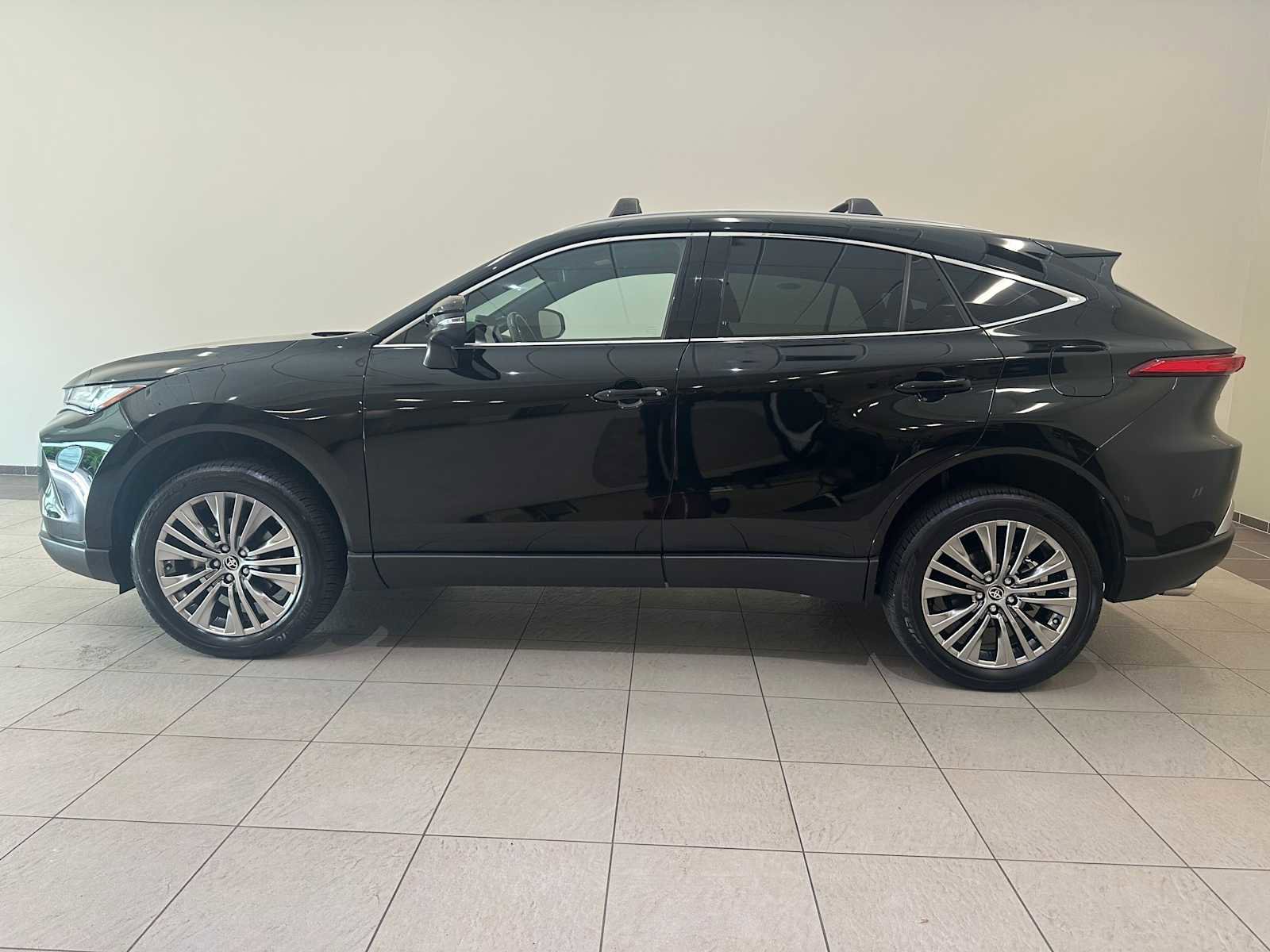 Certified 2024 Toyota Venza XLE AWD/4WD image 3