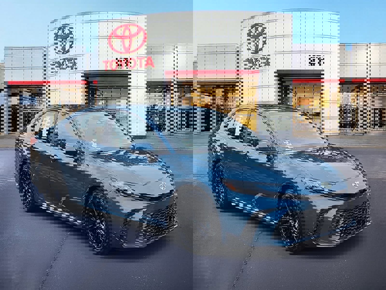 Used 2025 Toyota Camry SE image 3