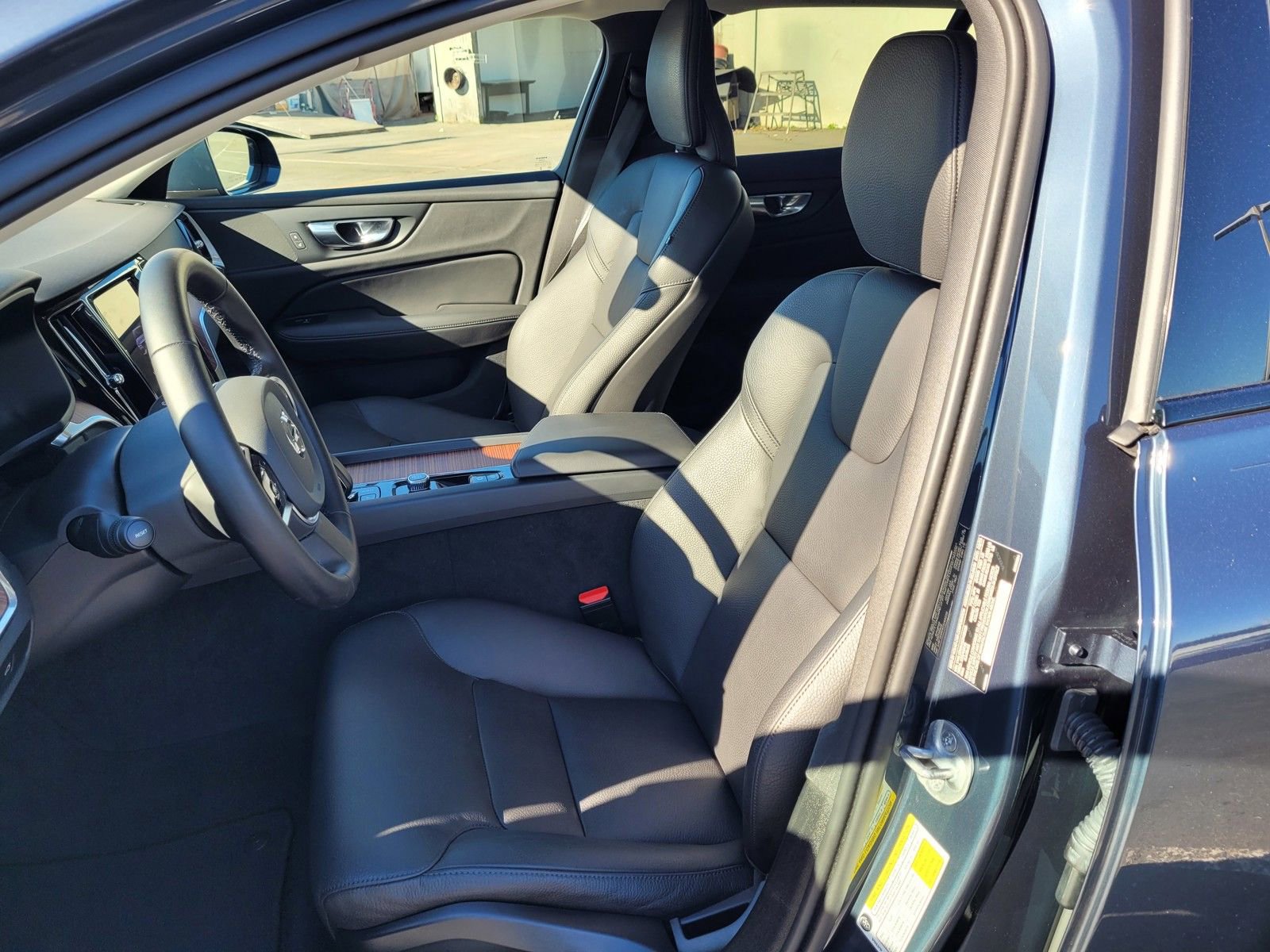 Used 2025 Volvo V60 B5 Cross Country Plus image 9