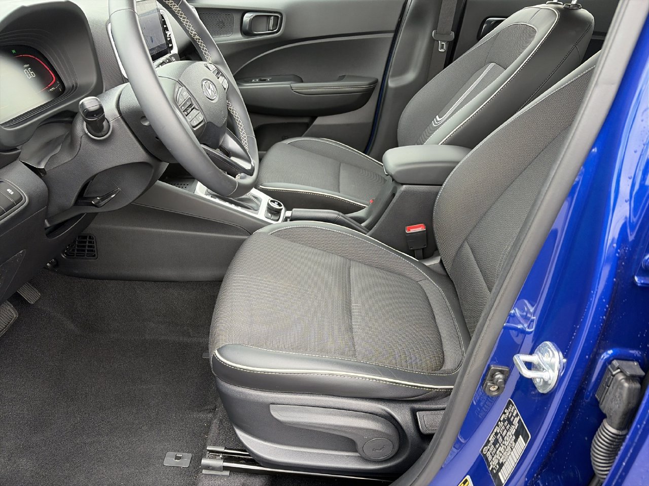 Used 2025 Hyundai Venue Limited FWD image 16