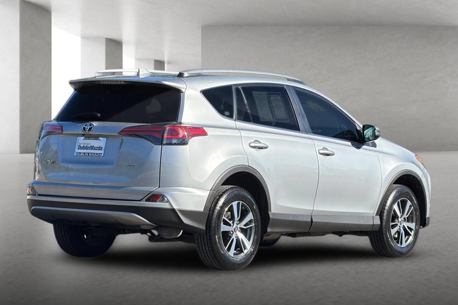 Used 2018 Toyota RAV4 XLE FWD image 4