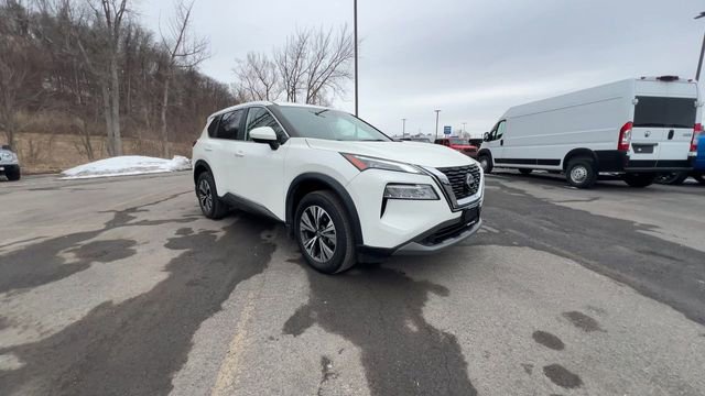 Used 2023 Nissan Rogue SV image 2