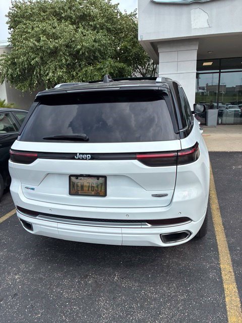 Used 2023 Jeep Grand Cherokee Summit AWD/4WD image 8
