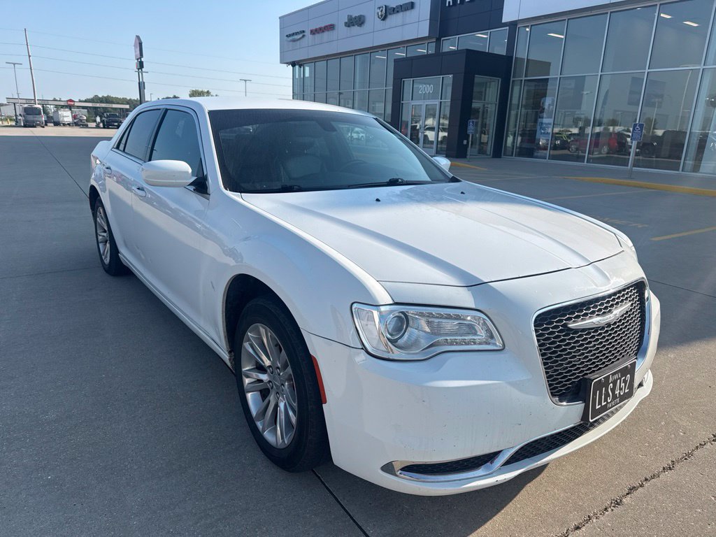 Used 2017 Chrysler 300 Limited RWD image 2