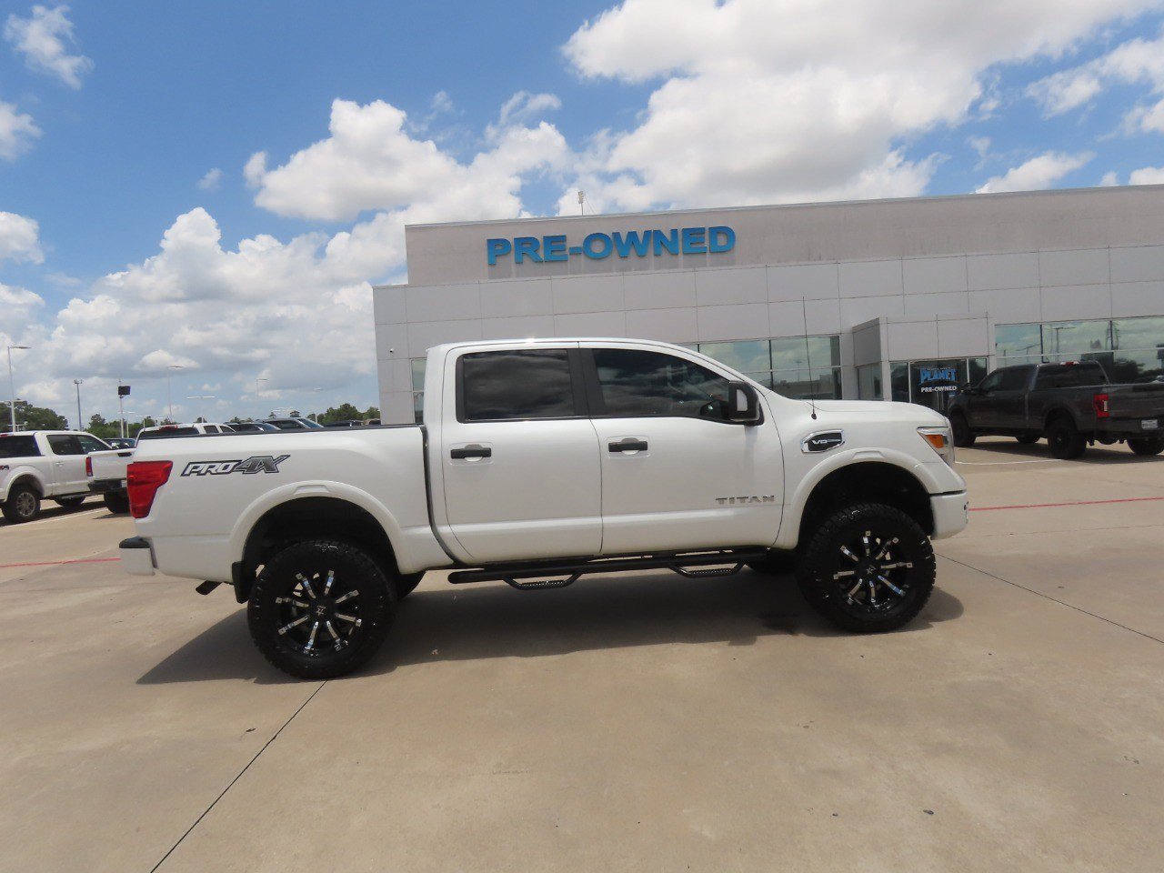 Used 2017 Nissan Titan PRO-4X w/ Pro-4x Convenience Package AWD/4WD image 10