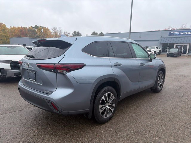 Used 2024 Toyota Highlander XLE AWD/4WD image 6