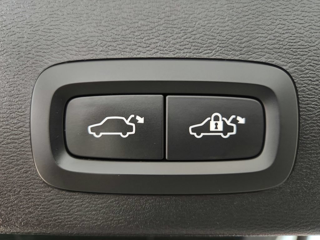 Used 2023 Volvo XC40 B5 Plus AWD/4WD image 34