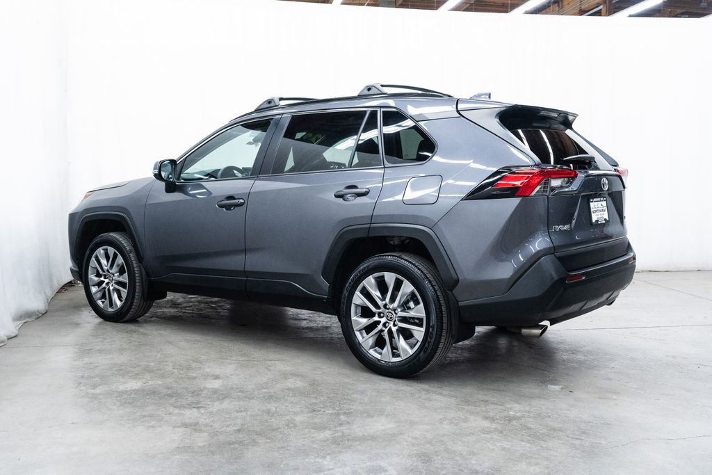 Used 2022 Toyota RAV4 XLE Premium AWD/4WD image 4