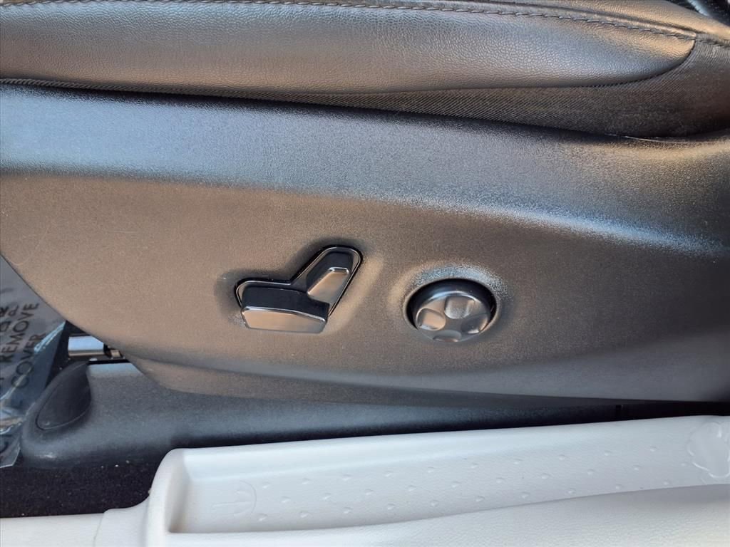 Certified 2024 Chrysler Pacifica Touring-L image 23