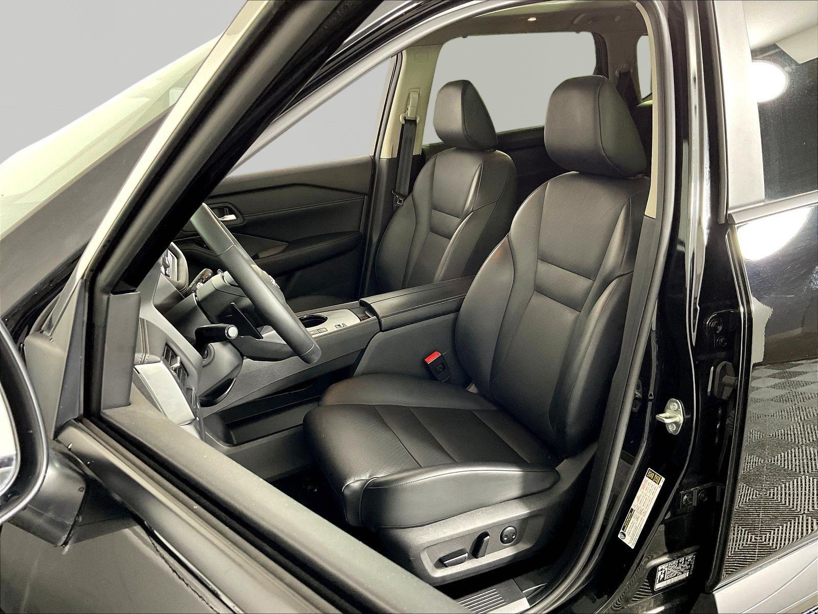 Used 2025 Nissan Rogue SV w/ SV Premium Package FWD image 21