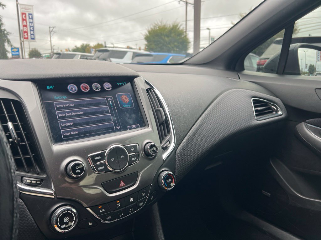 Used 2018 Chevrolet Cruze LT w/ Sun And Sound Package FWD image 9