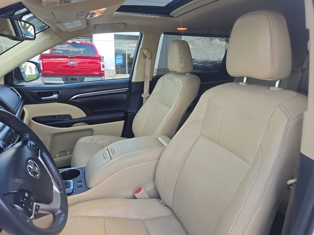 Used 2016 Toyota Highlander Limited w/ Driver Technology Package AWD/4WD image 16