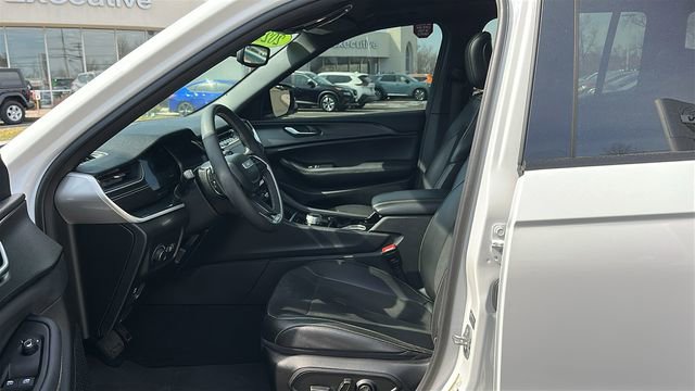 Used 2023 Jeep Grand Cherokee Altitude AWD/4WD image 9