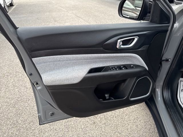 Used 2024 Jeep Compass Latitude image 16