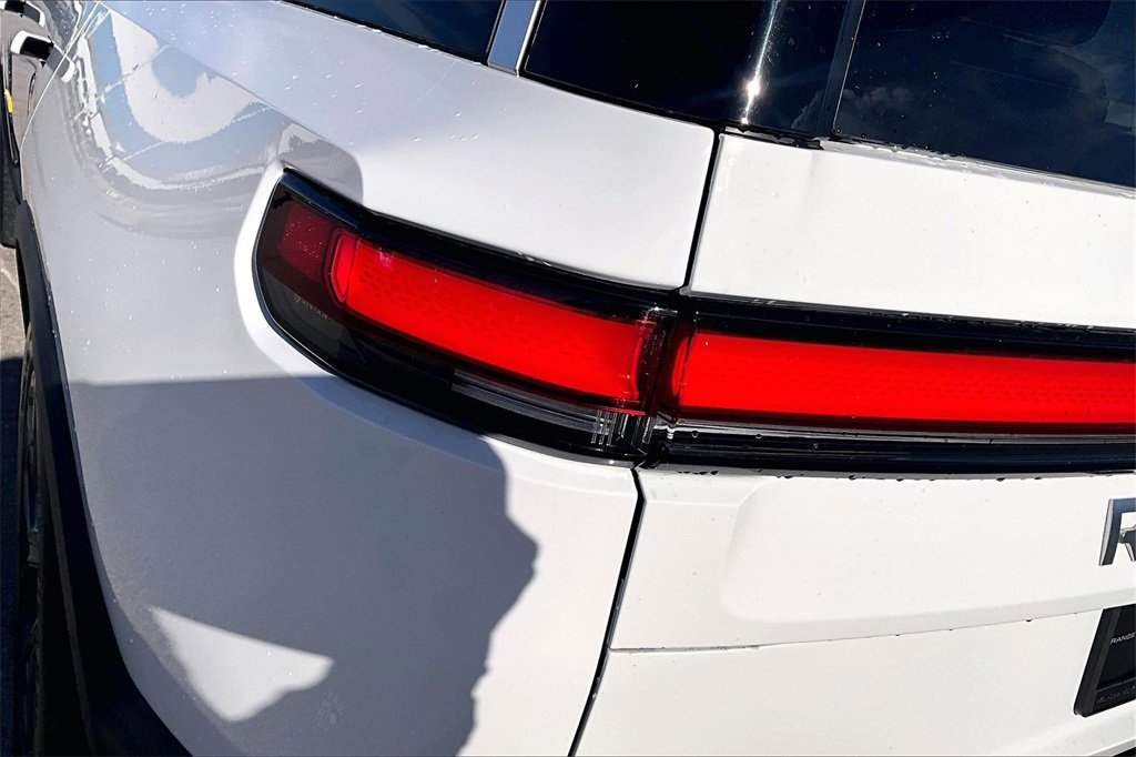 Used 2024 Rivian R1S Adventure image 32