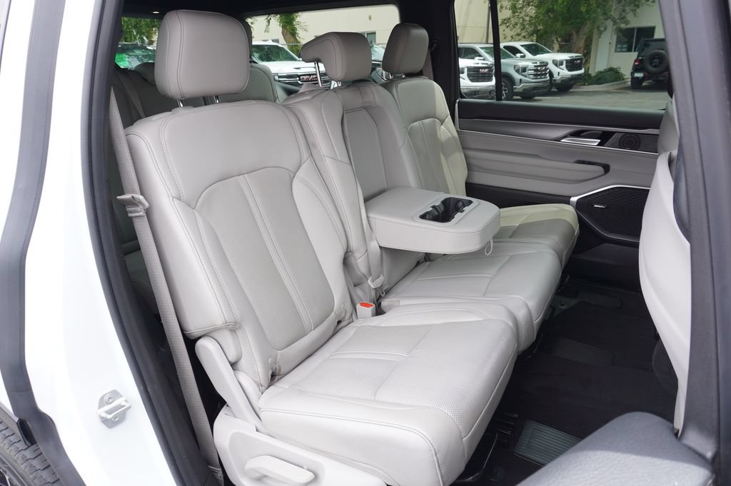 Used 2025 Jeep Wagoneer 2WD image 9