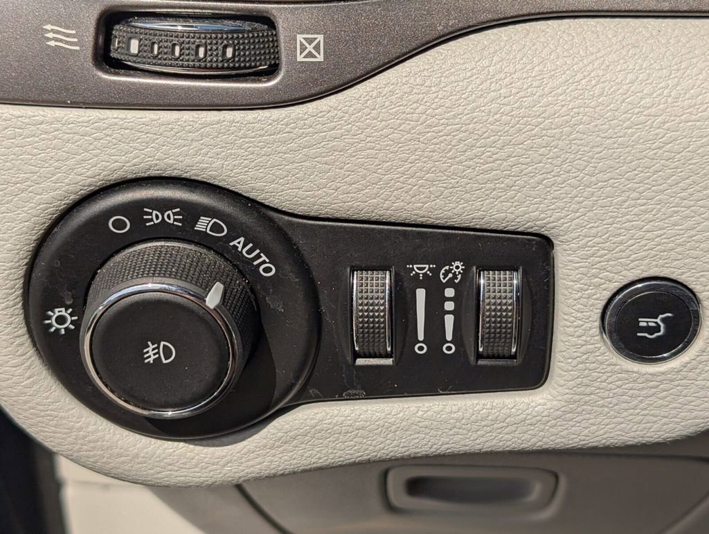 Used 2019 Jeep Cherokee Limited image 27