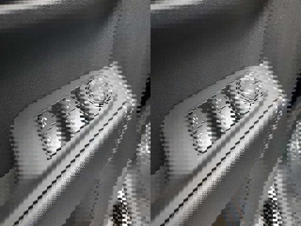 Used 2025 Chevrolet Silverado 1500 Custom image 9