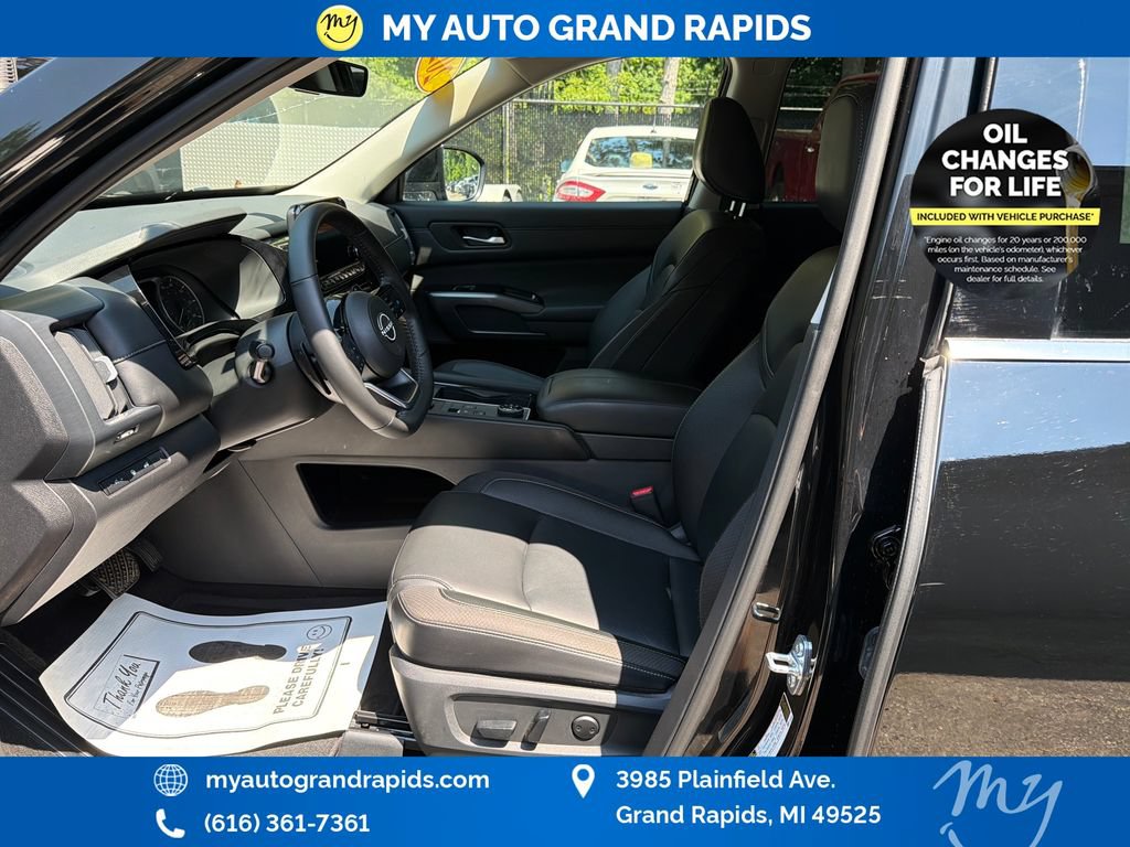 Used 2025 Nissan Pathfinder SL AWD/4WD image 9