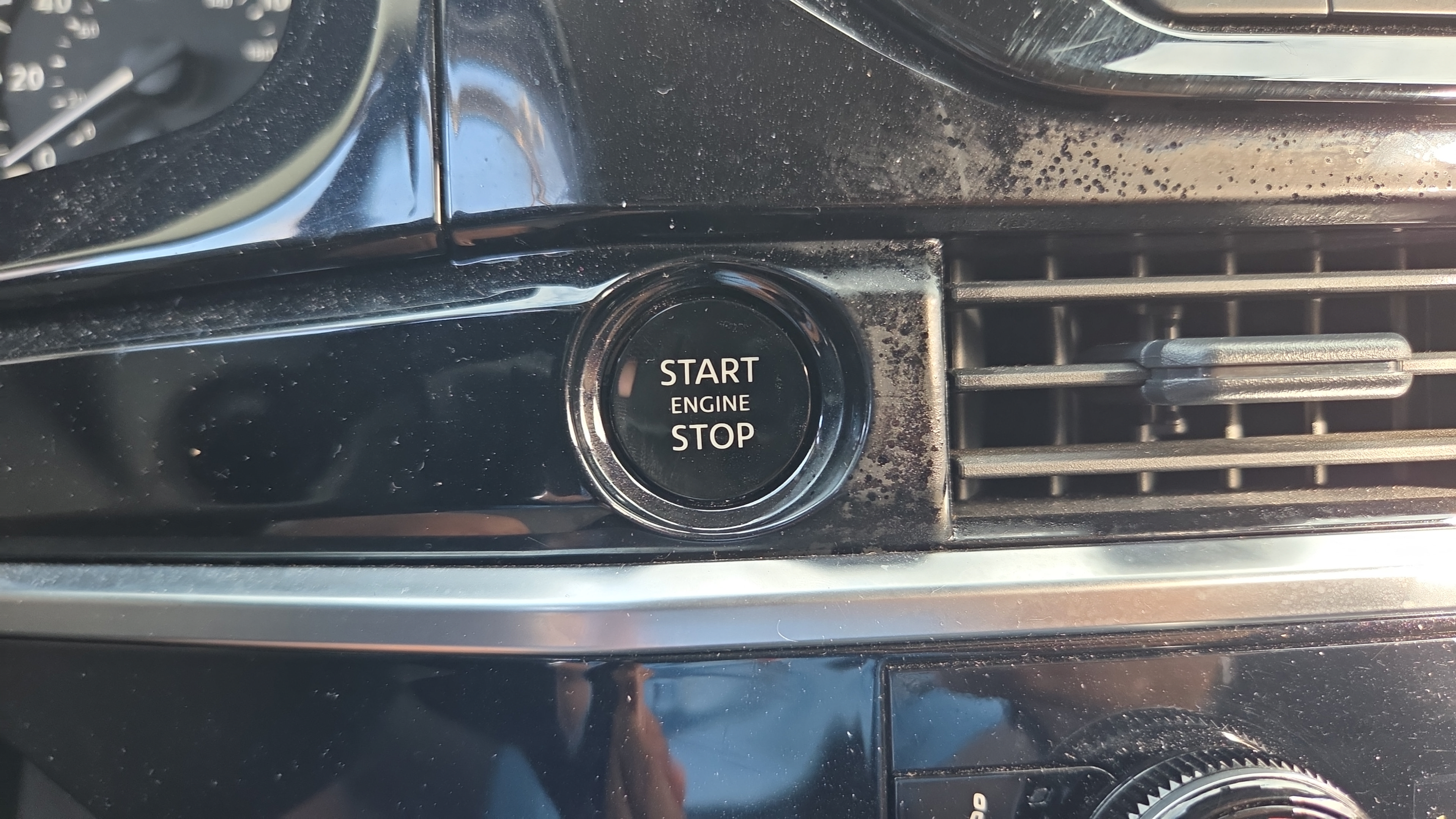 Used 2025 Nissan Pathfinder SV FWD image 32