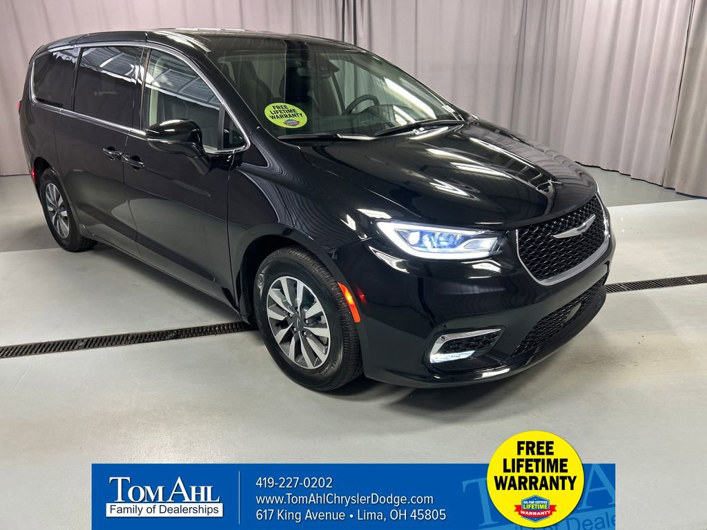 Used 2024 Chrysler Pacifica Select image 1