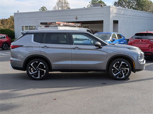 Used 2022 Mitsubishi Outlander SE image 2