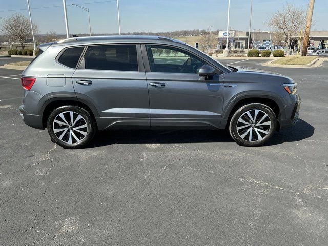 Used 2022 Volkswagen Taos SE image 2