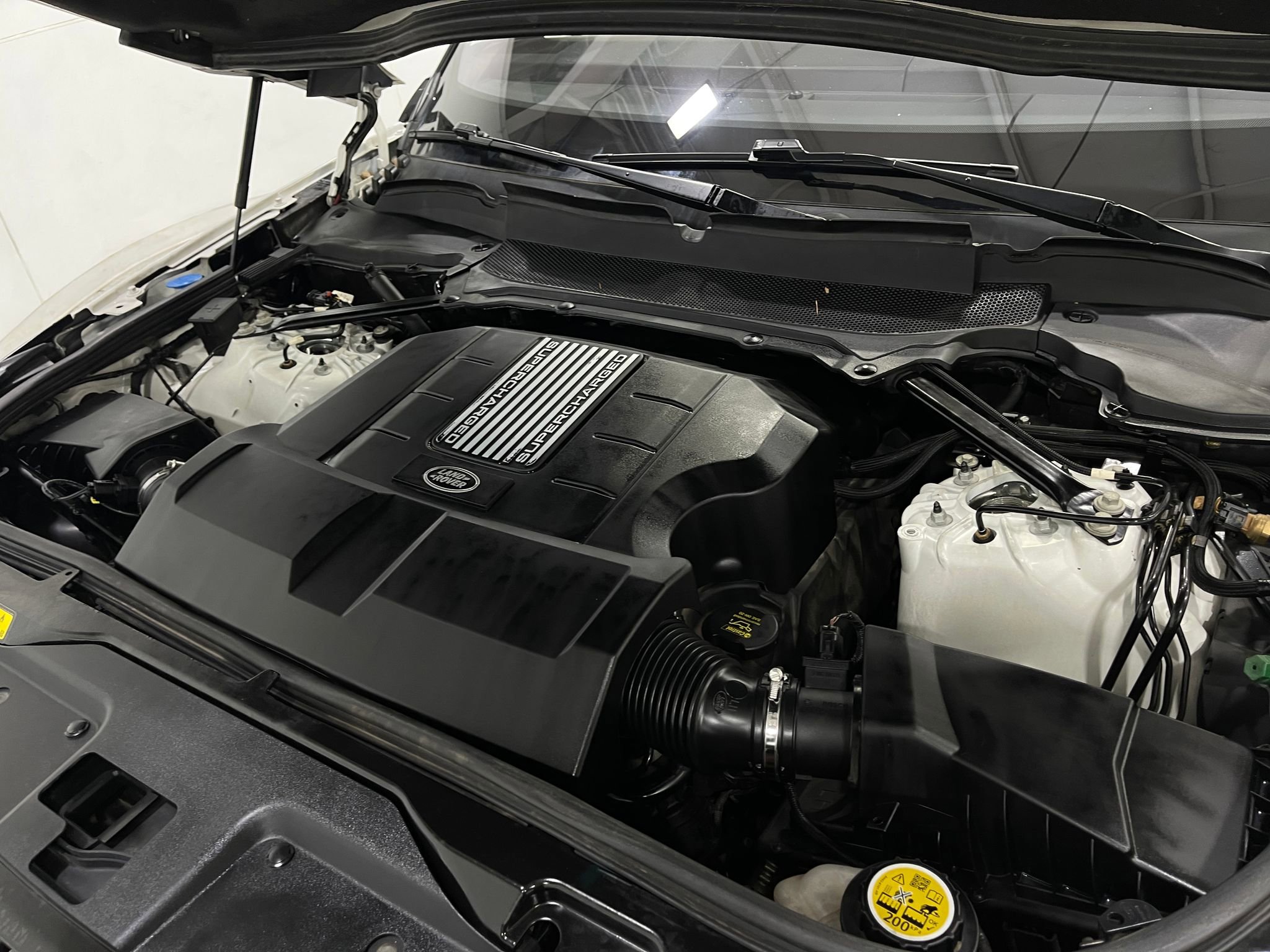 Used 2020 Land Rover Discovery Landmark AWD/4WD image 28