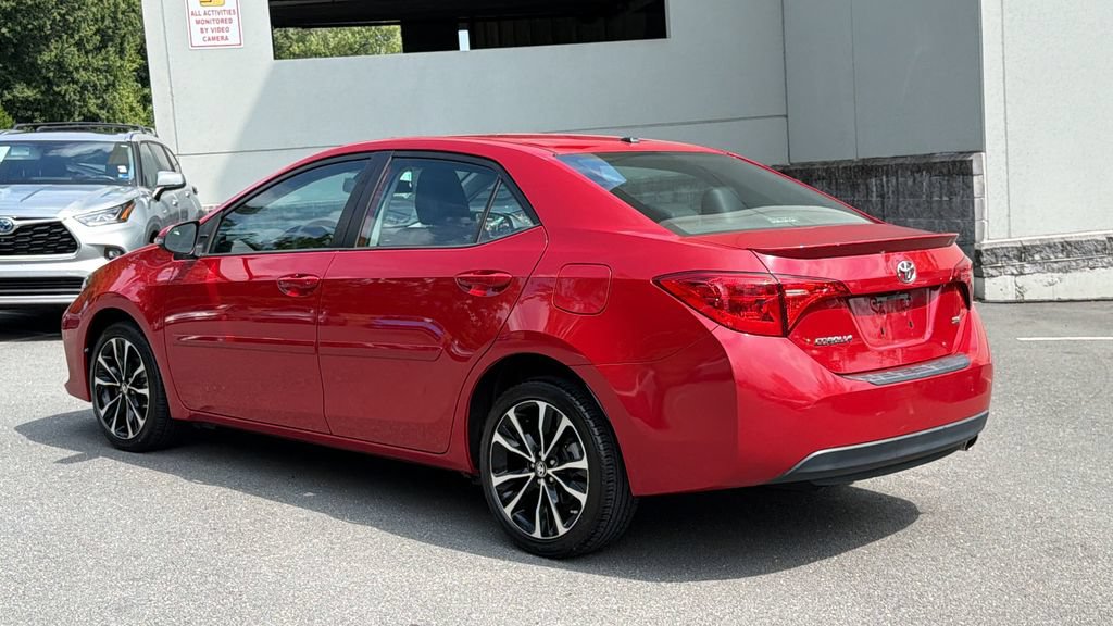 Used 2017 Toyota Corolla SE w/ SE Premium Package FWD image 3