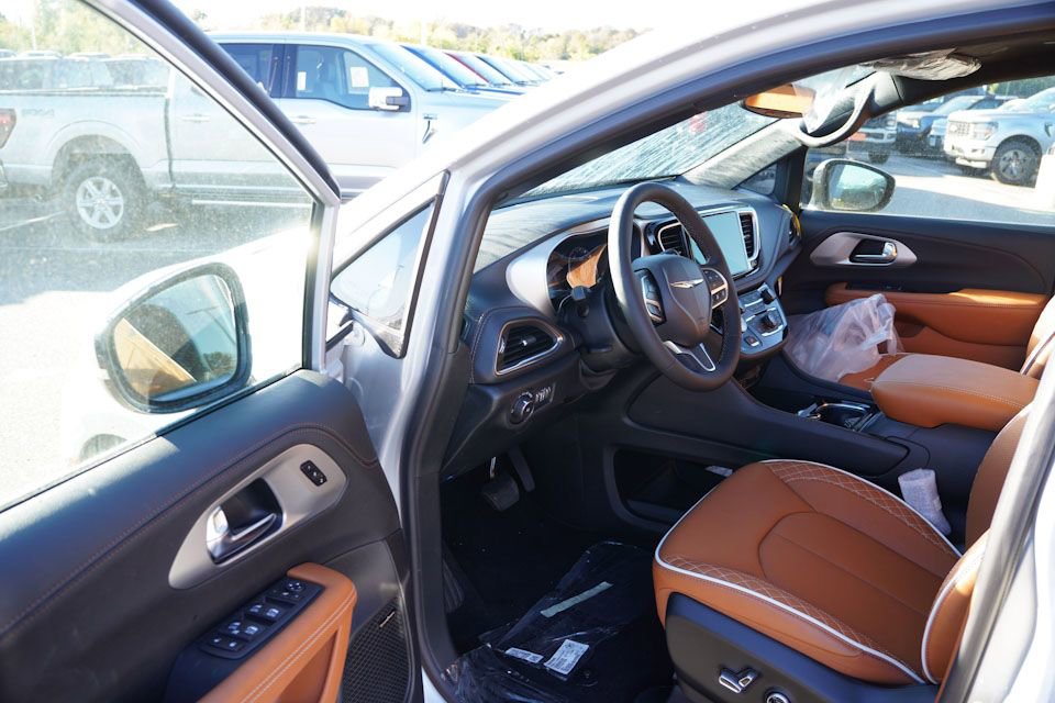 New 2026 Chrysler Pacifica Pinnacle image 10