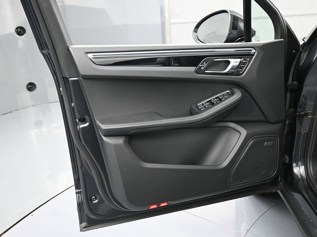 Certified 2025 Porsche Macan image 15