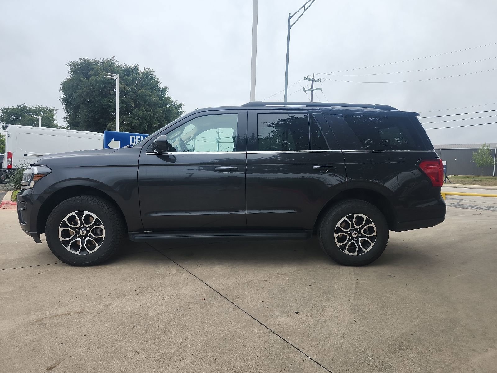 Used 2024 Ford Expedition XLT AWD/4WD image 6