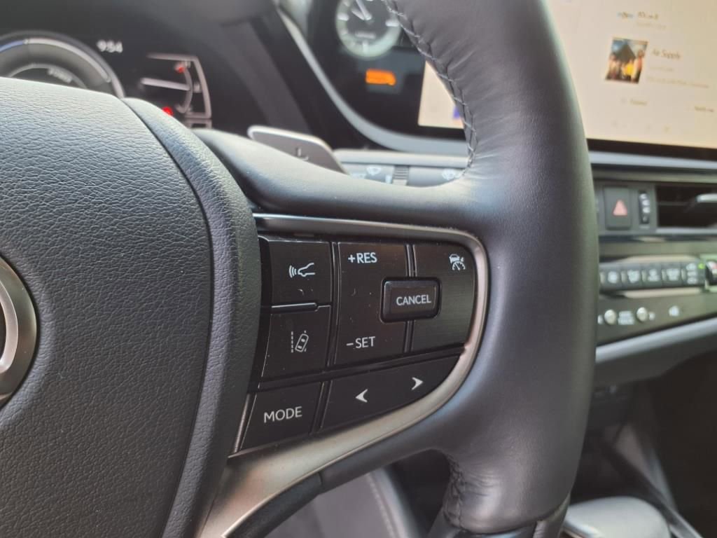 Used 2024 Lexus ES 300h w/ Luxury Package image 21