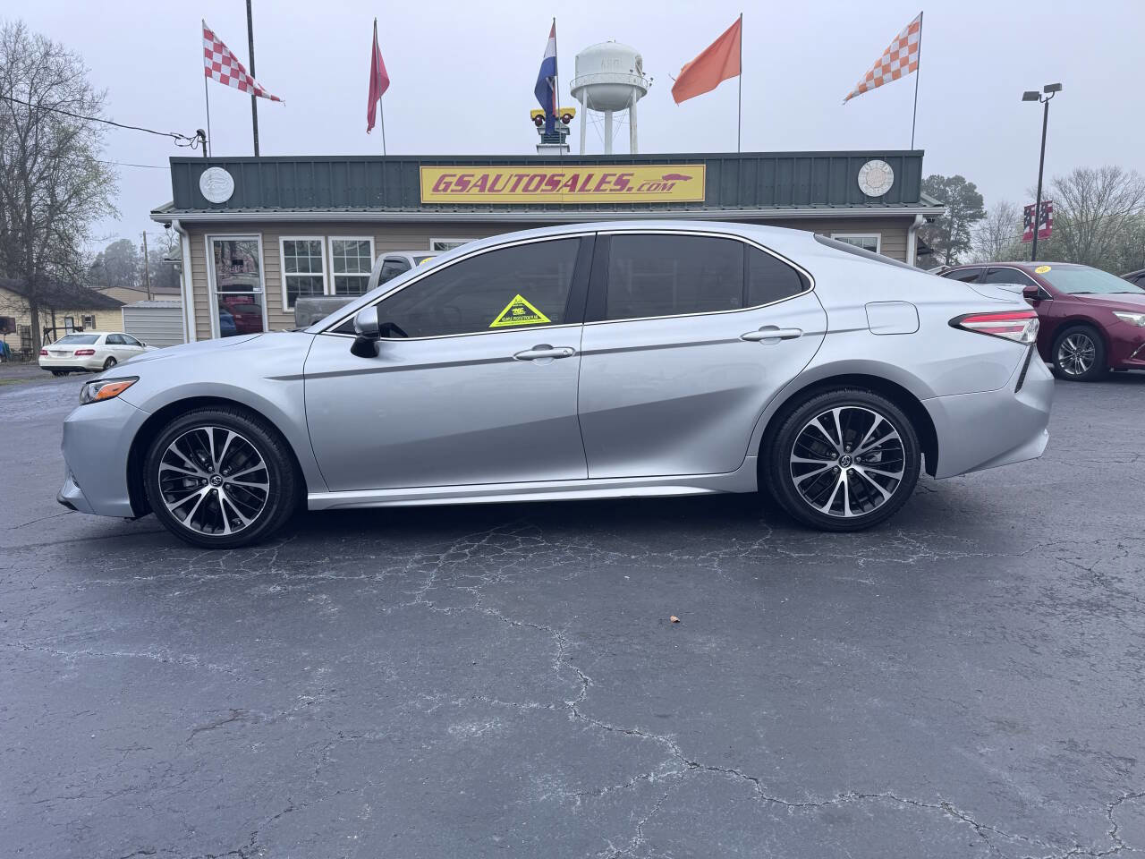 Used 2018 Toyota Camry SE image 2