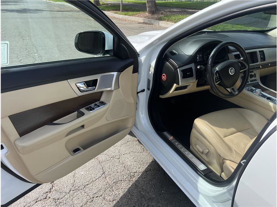 Used 2013 Jaguar XF Luxury image 13