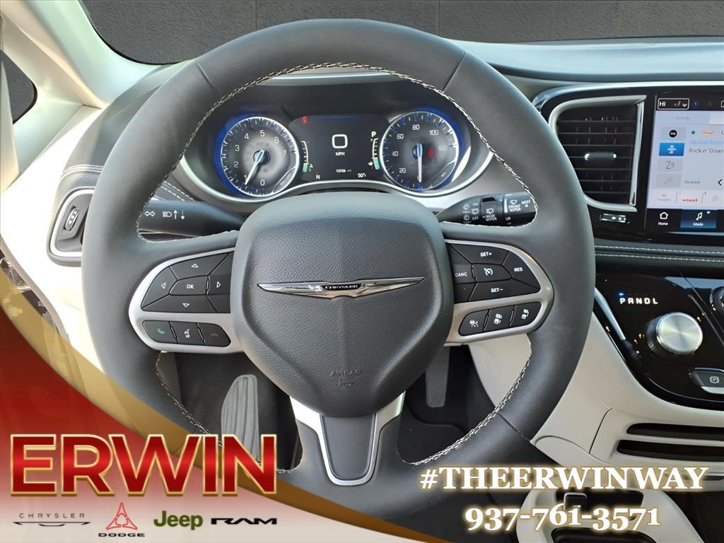 Used 2024 Chrysler Pacifica Touring-L FWD image 17