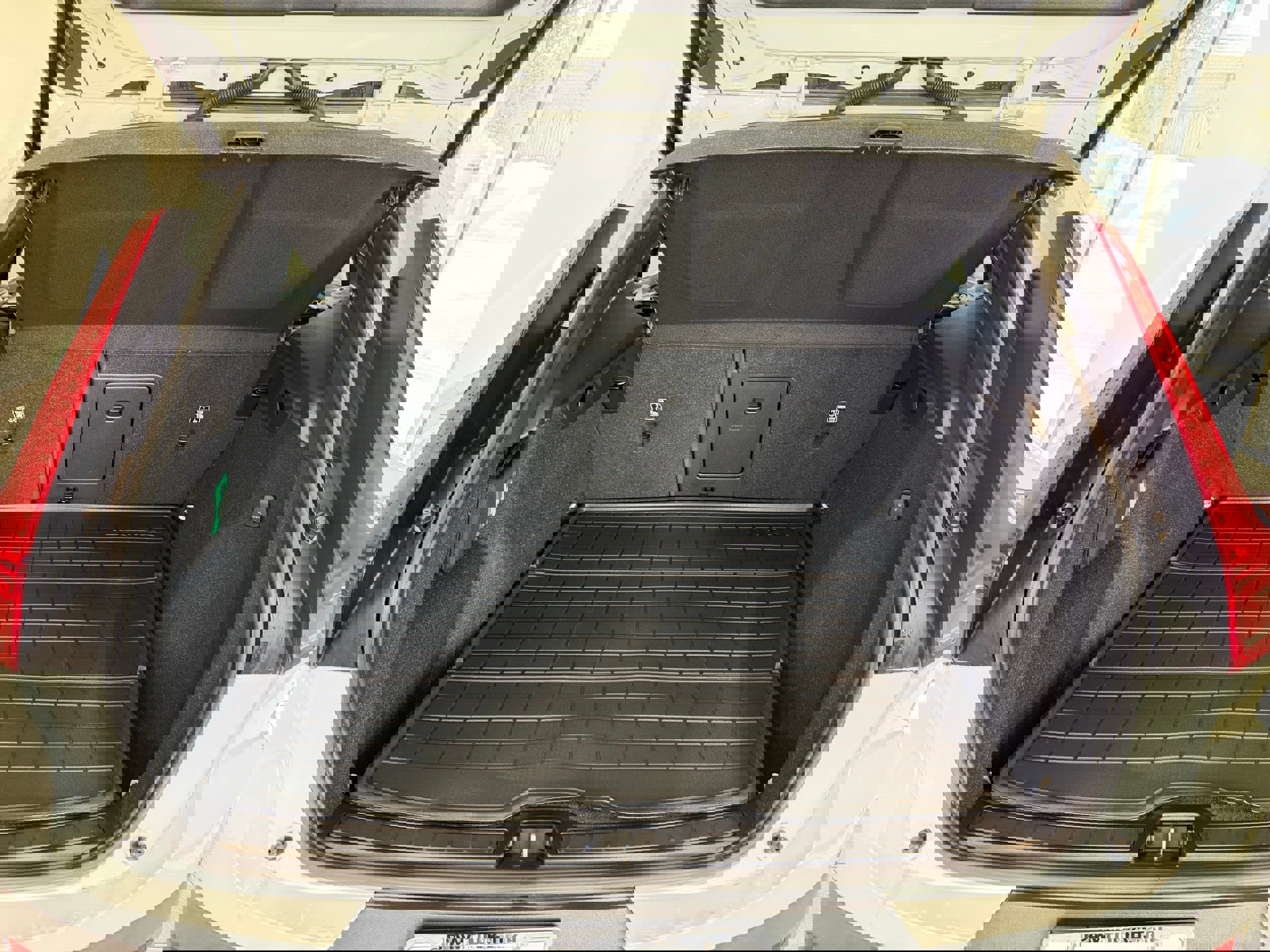 Certified 2025 Volvo XC40 B5 Plus image 27