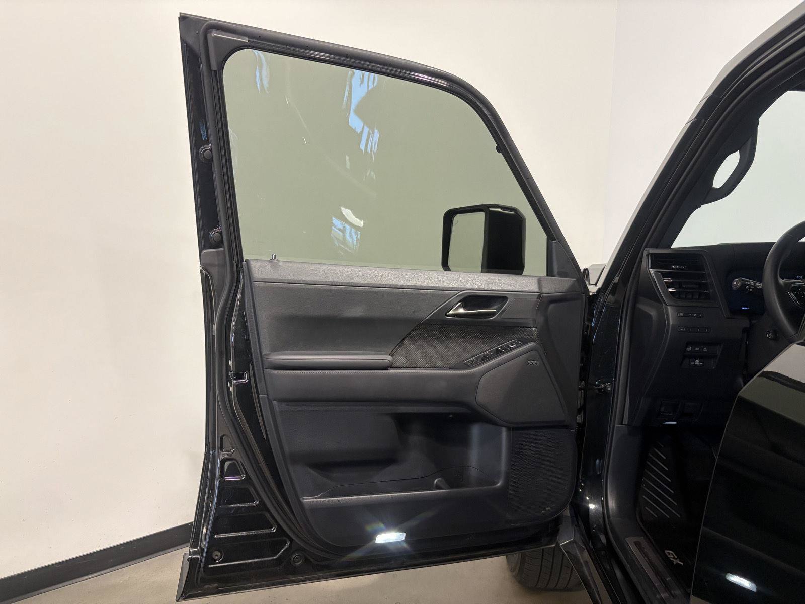 Used 2025 Lexus GX 550 w/ Accessory Package (2T) AWD/4WD image 13