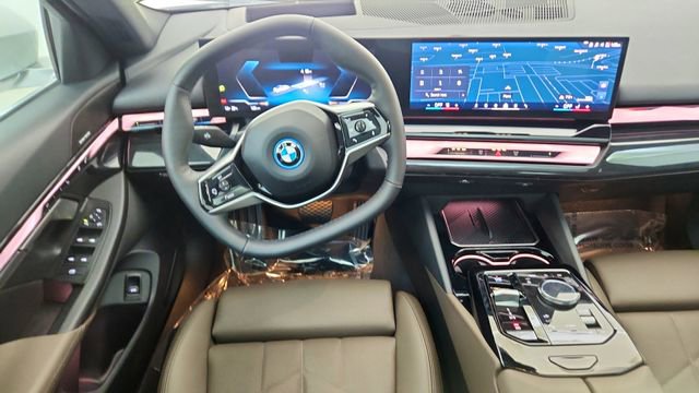 Used 2025 BMW i5 xDrive40 w/ Premium Package AWD/4WD image 37