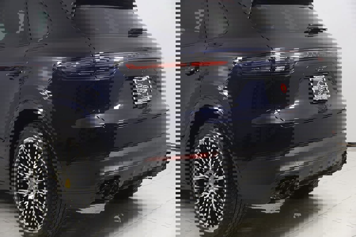 Used 2022 Porsche Cayenne Platinum Edition w/ Premium Package Plus image 35