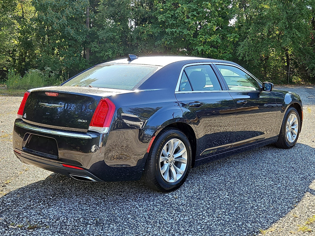 Used 2018 Chrysler 300 Touring image 5