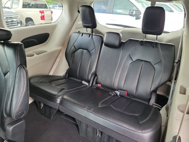 Used 2023 Chrysler Pacifica Touring-L FWD image 14