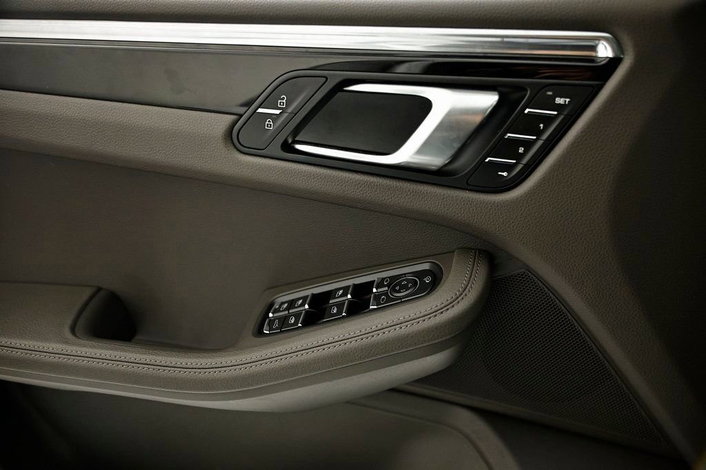 Certified 2025 Porsche Macan image 18