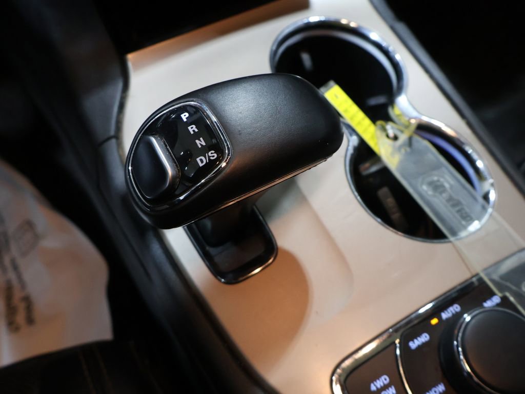 Used 2015 Jeep Grand Cherokee Overland w/ Advanced Technology Group image 39