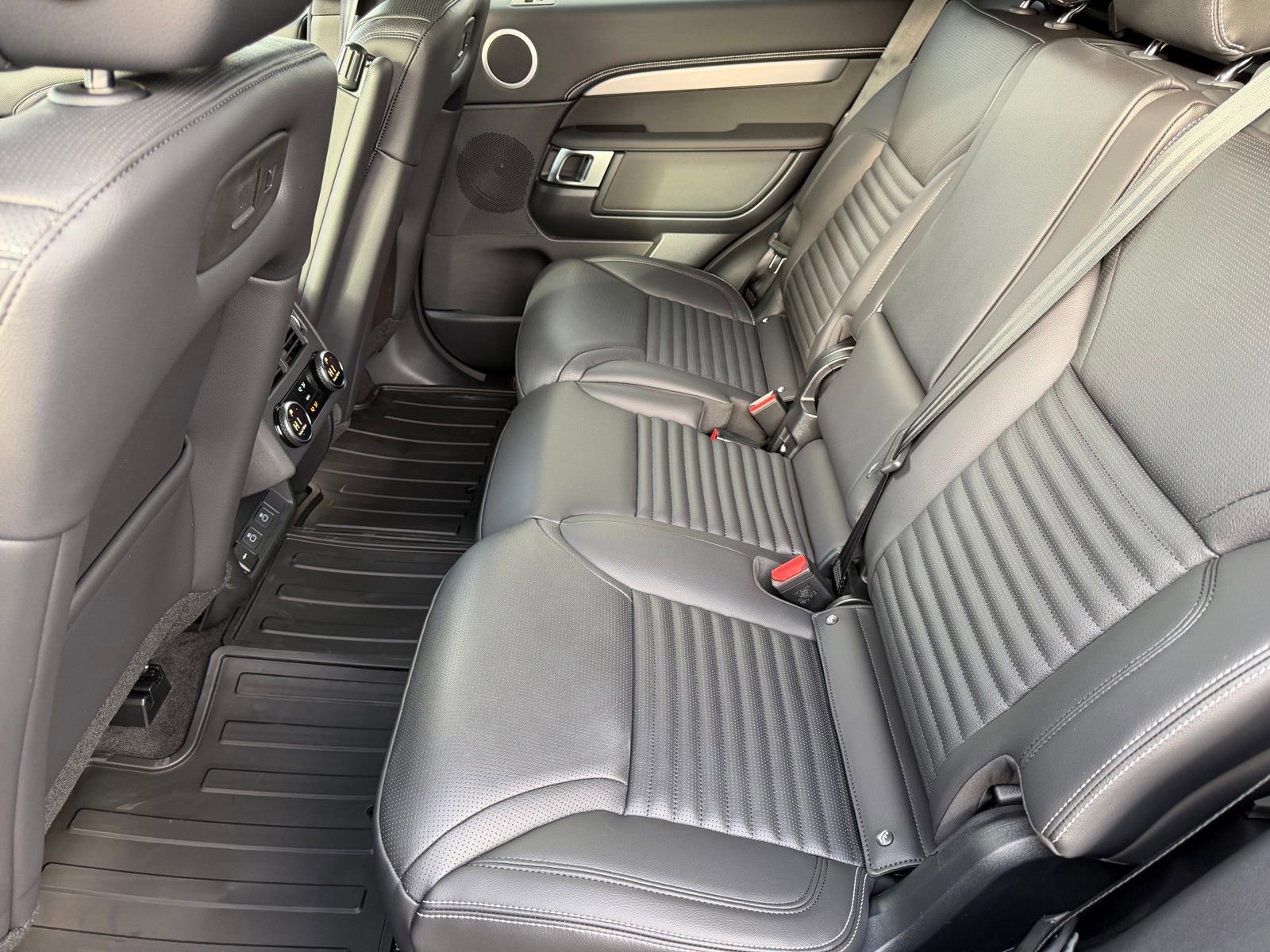 New 2026 Land Rover Discovery Dynamic SE image 23