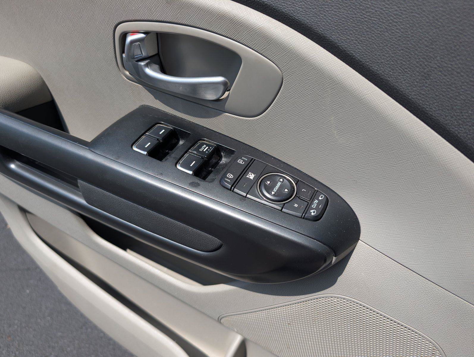 Used 2017 Kia Sedona LX FWD image 15