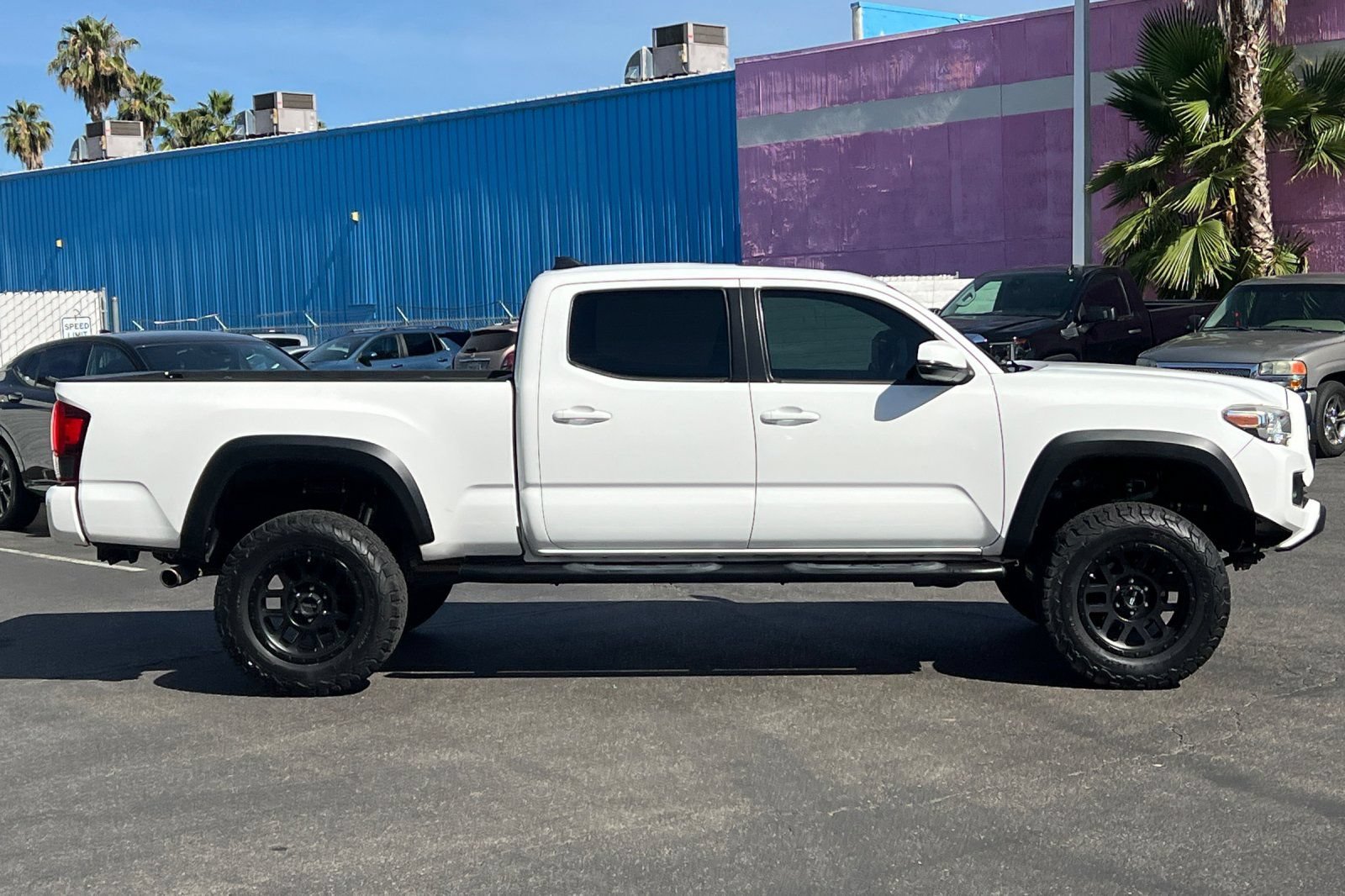 Used 2019 Toyota Tacoma TRD Off-Road w/ TRD Premium Off Road Package AWD/4WD image 3