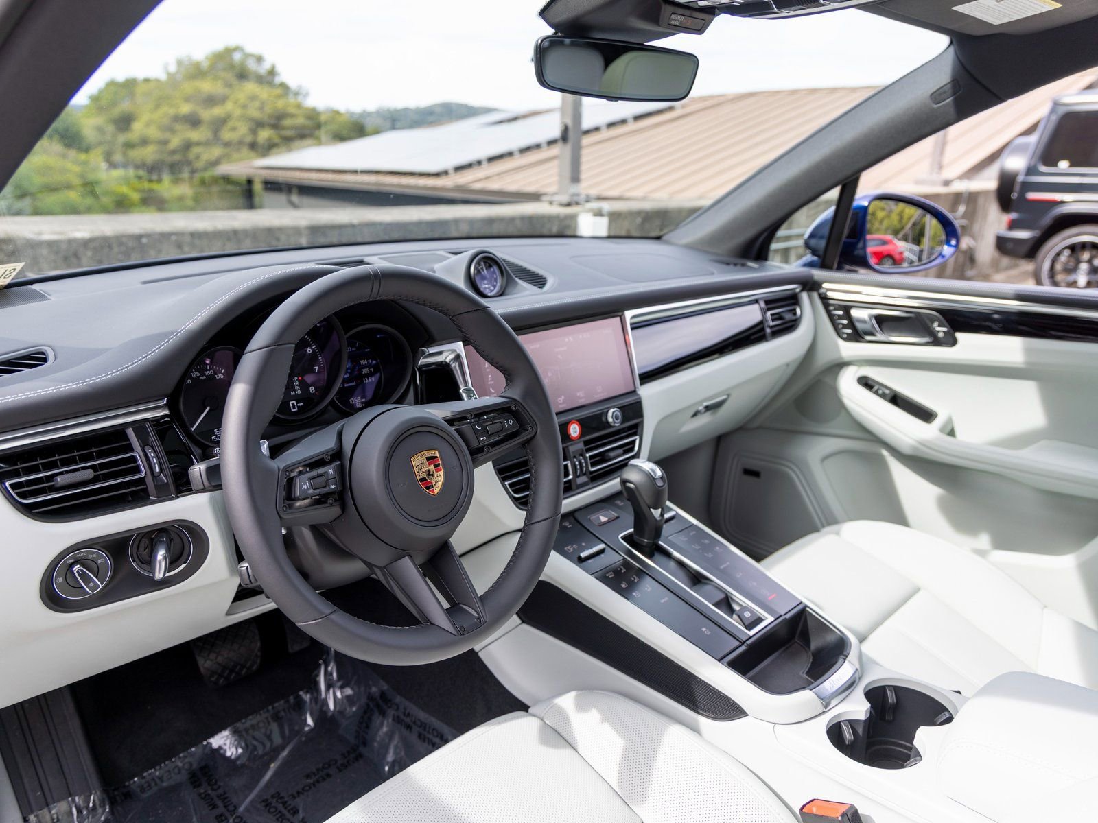 New 2025 Porsche Macan image 4