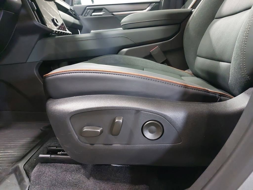 Used 2025 GMC Acadia AT4 w/ Luxury Package AWD/4WD image 33