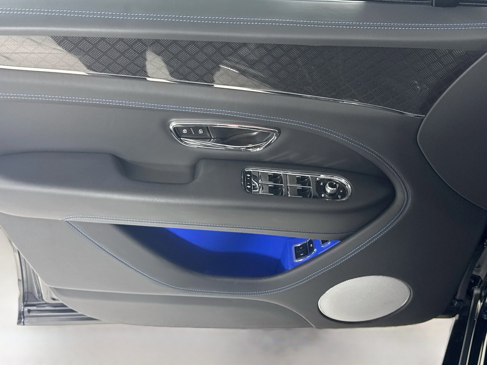 Certified 2025 Bentley Bentayga AWD/4WD image 17